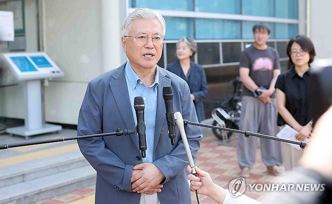 사전투표 마친 문재인 전 대통령 (양산=연합뉴스) 김동민 기자 = 문재인 전 대통령이 6·3지방선거 사전투표 첫날인 29일 경남 양산시 하북면 주민자치센터에 마련된 사전투표소에서 투표 후 취재진과 인터뷰하고 있다. 
    이날 김정숙 여사도 사진투표에 참여했다. 2026.5.29 image@yna.co.kr