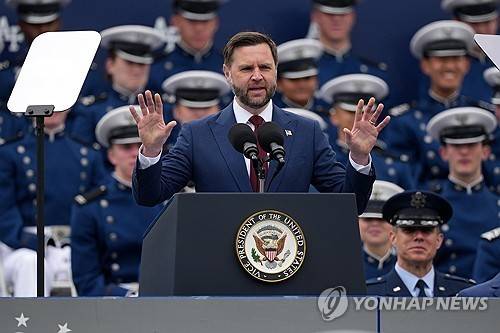 미 공군사관학교 졸업식서 연설하는 밴스 부통령 [AP=연합뉴스. 재판매 및 DB 금지]