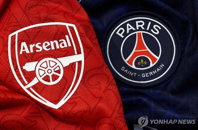 아스널(왼쪽)과 PSG 구단 엠블럼이 새겨진 유니폼. [AFP=연합뉴스 자료사진]