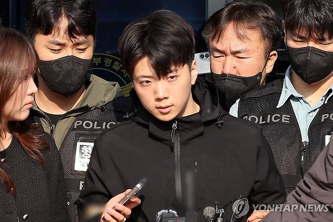 포토라인 선 '여고생 흉기 살인' 장윤기 (광주=연합뉴스) 정다움 기자 = 살인·살인미수 혐의를 받는 장윤기(23) 씨가 지난 14일 오전 광주 서부경찰서에서 검찰로 송치되기 전 포토라인에 서고 있다. 경찰은 광주 광산구 월계동 한 보행로에서 귀가 중이던 여고생을 흉기로 여러 차례 찔러 살해하고, 남고생에게 흉기를 휘두른 혐의를 받는 장씨의 신상 정보를 국민의 알권리 등을 고려해 이날부터 한 달간 공개하기로 결정했다. [촬영 정다움] 2026.5.14 daum@yna.co.kr