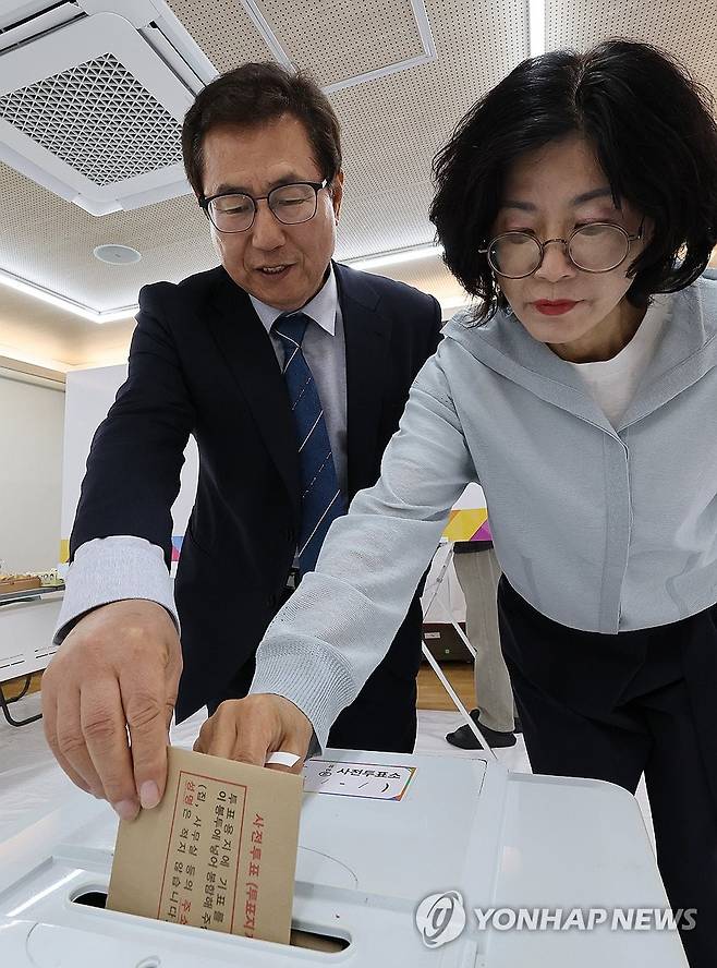 투표하는 한만중 서울시 교육감 후보 (서울=연합뉴스) 이재희 기자 = 29일 한만중 서울시 교육감 후보와 배우자가 서울 용산구 후암동주민센터에 마련된 제9회 전국동시지방선거 사전투표장에서 투표하고 있다. 2026.5.29 scape@yna.co.kr