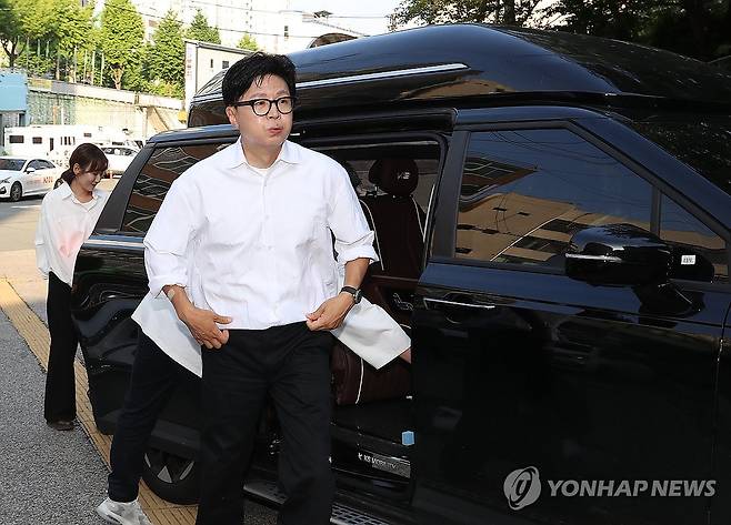 사전투표소 도착한 한동훈 (부산=연합뉴스) 손형주 기자 = 무소속 한동훈 부산 북갑 국회의원 보궐선거 후보가 29일 오전 부산 북구 만덕2동 행정복지센터에 마련된 사전투표소에 도착하고 있다. 2026.5.29 handbrother@yna.co.kr