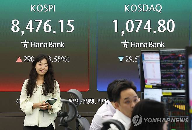 증시 상황은? (서울=연합뉴스) 김성민 기자 = 29일 서울 중구 하나은행 본점 딜링룸 전광판에 코스피, 코스닥 지수가 표시돼 있다. 이날 코스피는 전장보다 290.86포인트(3.55%) 오른 8476.15로, 코스닥은 29.56포인트(2.68%) 내린 1074.80으로 마감했다. 2026.5.29 ksm7976@yna.co.kr