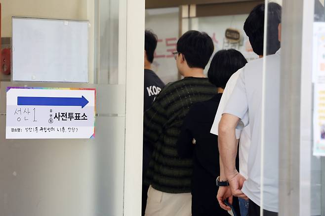 ▲ 6·3 지방선거 사전투표일인 29일 유권자들이 서울 마포구의 한 사전투표소로 들어가고 있다. <정기훈 기자>