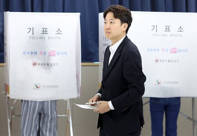 이준석 개혁신당 총괄선대위원장이 제9회 전국동시지방선거 사전투표일인 29일 오전 경기 화성시 동탄구 동탄9동 행정복지센터 사전투표소에서 기표소로 향하고 있다. 사진=뉴시스