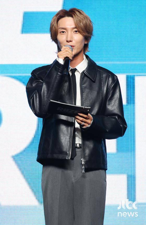 그룹 슈퍼주니어 이특이 4일 오후 서울 용산구 블루스퀘어 마스터카드홀에서 열린 'RIIZING DAY: RIIZE Premiere'(라이징 데이: 라이즈 프리미어)에 참석해 진행을 보고 있다. 박세완 엔터뉴스팀 기자 park.sewan@jtbc.co.kr (콘텐트비즈니스본부)