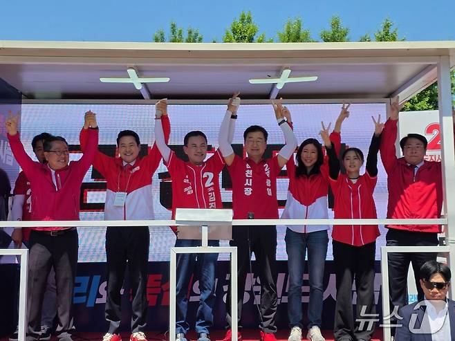 30일 오전 강원 춘천 공지천사거리에서 장동혁 국민의힘 대표와 김진태 강원도지사 후보 등이 유세차에 올라  선거 승리를 다짐하고 있다.(김진태 캠프 후보 측 제공, 재판매 및 DB금지)