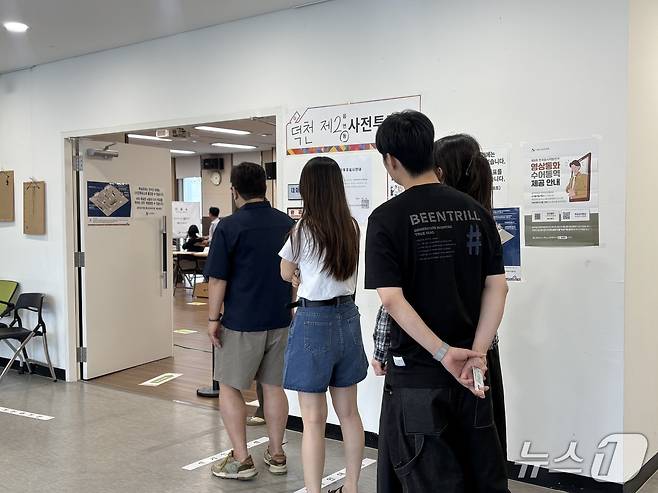 30일 오후 4시 30분쯤 부산 북구 덕천2동 행정복지센터 3층에 마련된 덕천2동 사전투표소 앞에 유권자들이 줄을 서 있다. 2026.5.30 ⓒ 뉴스1 박서현 기자