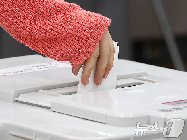 제9회 전국동시지방선거 및 국회의원 재보궐선거 사전투표 둘째 날인 30일 부산 해운대구 반송2동행정복지센터에 마련된 사전투표소에서 유권자들이 소중한 한 표를 행사하고 있다. 2026.5.30 ⓒ 뉴스1 윤일지 기자