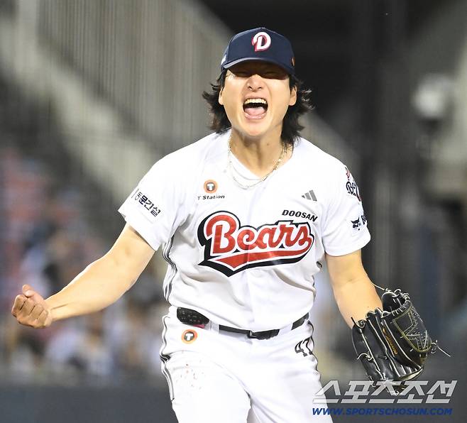 28일 잠실야구장에서 열린 KT와 두산의 경기. 6회초 2사 1,2루 곽빈이 류현인을 9구 승부 끝 삼진으로 처리해 이닝을 끝내며 환호하고 있다. 잠실=허상욱 기자wook@sportschosun.com/2026.05.28/