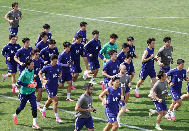 본격적인 몸 풀기

    (헤리먼[미국 유타주]=연합뉴스) 신준희 기자 = 27일(현지시간) 오후 미국 유타주 헤리먼에 위치한 자이언스뱅크 트레이닝센터에서 축구 국가대표팀 홍명보 감독과 손흥민, 조규성, 황희찬 등 선수들이 몸을 풀고 있다. 2026.5.28

    hama@yna.co.kr

(끝)





<저작권자(c) 연합뉴스, 무단 전재-재배포, AI 학습 및 활용 금지>