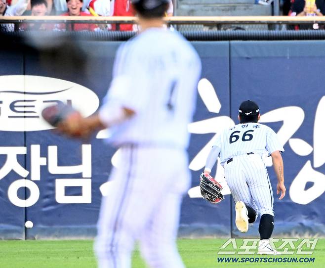30일 잠실야구장에서 열린 KIA와 LG의 경기. 8회초 1사 1루 LG 좌익수 김현종이 KIA 한준수의 안타성 타구를 뒤로 빠뜨리고 있다. 잠실=허상욱 기자wook@sportschosun.com/2026.05.30/