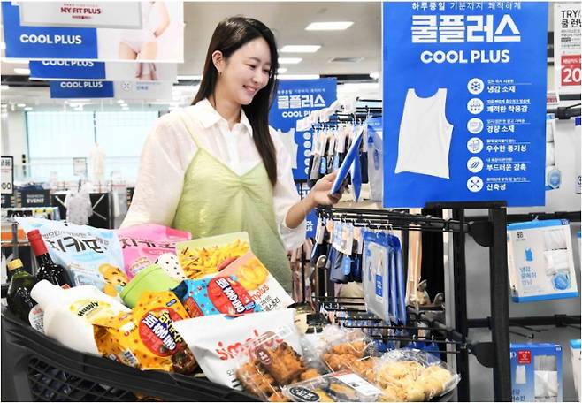 대형마트 휴무일? 이마트·롯데마트·홈플러스·코스트코 ‘랍스터 어때?’ = 이마트·롯데마트·홈플러스·코스트코 등 대형마트가 이번 주는 각사별 특색있는 할인행사에 돌입한다. 이마트는 ‘제철 먹거리 최대 40% 할인’ 행사를, 롯데마트는 ‘활랍스터’ 최대50% 할인 행사를 ,홈플러스는 ‘AI 물가안정 프로젝트’를 이어간다. ©사진=홈플러스: 대형마트 휴무일? 이마트·롯데마트·홈플러스‧코스트코 등 마트 휴일, 쉬는날