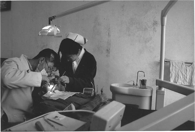 1995년 공보의 시절 환자를 진료 중인 오동찬(왼쪽) 부장. /오동찬 제공