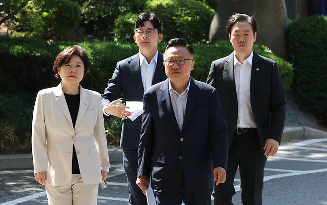 국회 행정안전위원회 소속 국민의힘 조은희, 박충권, 고동진, 박수민 의원(왼쪽부터)이 30일 서소문 고가차도 붕괴 사고 관련 경찰의 서울시청 압수수색에 대해 선거개입을 주장하며 서울경찰청을 항의 방문하고 있다. /연합뉴스