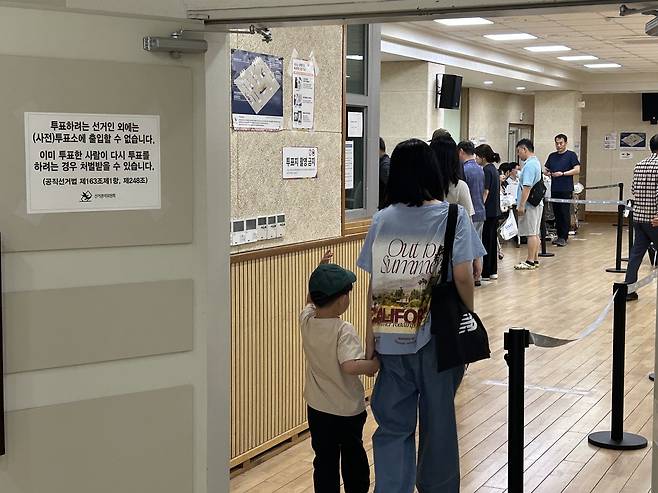 30일 대전 유성구 원신흥동행정복지센터에 마련된 사전투표소에 인파가 늘어서 있다. 안민기 기자