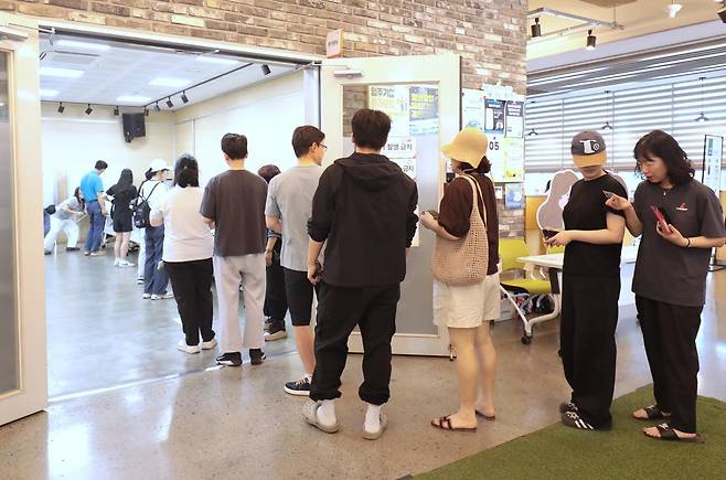 사전투표 마지막 날인 30일 울산 남구 차오름센터에 마련된 사전투표소에 유권자들의 줄이 이어지고 있다. 2026.5.30 ⓒ 뉴스1