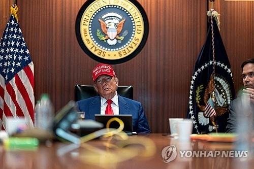 작년 6월 이란 핵시설 공습 당시 백악관 상황실의 도널드 트럼프 미국 대통령. 로이터 연합뉴스 자료사진.