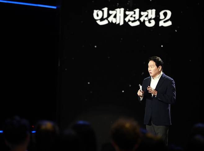 최태원 SK그룹 회장 겸 대한상공회의소 회장이 28일 KBS가 방송한 '인재전쟁2'에서 강연을 하고 있다. SK 제공