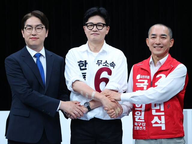 28일 오후 부산 동구 부산 MBC에서 열린 북갑 보궐선거 후보자 토론회에서 하정우 더불어민주당(왼쪽부터), 한동훈 무소속, 박민식 국민의힘 후보가 손을 맞잡고 있다. 연합뉴스