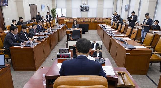 호르무즈해협에서 발생한 나무호 피격 사건과 관련해 11일 열린 국회 국방위원회는 여당 의원들의 불참으로 파행됐다. 연합뉴스