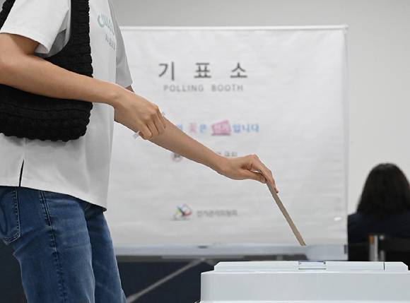 제9회 전국동시지방선거 사전투표 첫 날인 29일 오전 서울 중구 소공동행정복합청사에 마련된 사전투표소에서 권자들이 소중한 한 표를 행사하고 있다. [사진=곽영래 기자]