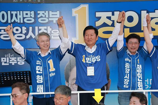 더불어민주당 정청래 총괄상임선거대책위원장이 지난 24일 전남 광양시 오곡5일장에서 민주당 민형배 전남광주통합특별시장 후보, 정인화 광양시장 후보 지원 유세를 하고 있다. 연합뉴스
