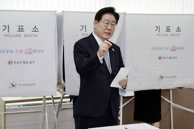 ▲ 이재명 대통령이 제9회 전국동시지방선거 사전투표 첫날인 29일 서울 종로구 삼청동 주민센터에서 사전 투표 중 기표 도장 관련 문의를 하고 있다. 2026.5.29 [청와대통신사진기자단]
