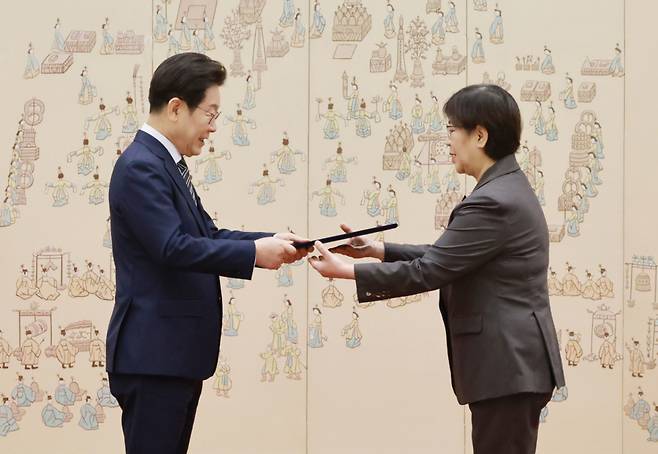 [서울=뉴시스] 고범준 기자 = 이재명 대통령이 23일 서울 용산 대통령실 청사에서 열린 임명장 및 위촉장 수여식에서 정은경 보건복지부 장관에게 임명장을 수여하고 있다. (대통령실통신사진기자단) 2025.07.23. bjko@newsis.com /사진=