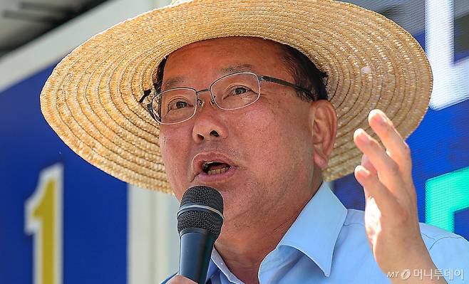 [대구=뉴시스] 이무열 기자 = 김부겸 더불어민주당 대구시장 후보가 30일 오후 대구 중구 서문시장을 찾아 시민들에게 지지를 호소하고 있다. 2026.05.30.  /사진=이무열