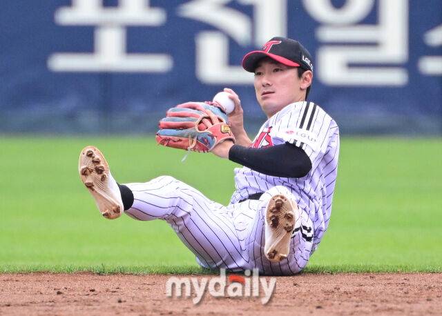2026년 5월 2일 오후 서울 잠실구장에서 열린 '2026 신한 SOL KBO리그' NC 다이노스와 LG 트윈스의 경기. LG 2루수 신민재가 2회초 NC 선두타자 데이비슨의 직선타를 잡아내고 있다./마이데일리