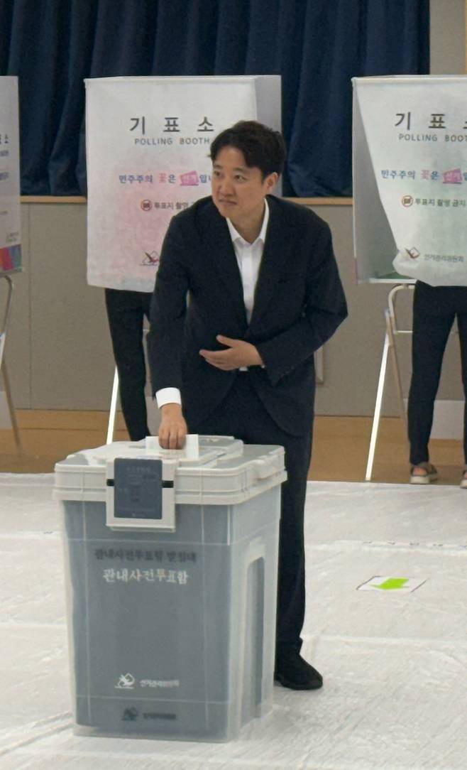 개혁신당 이준석 대표가 29일 경기 화성시 동탄 9동 행정복지센터에 마련된 제9회 전국동시지방선거 사전투표소에서 투표하고 있다. [연합]