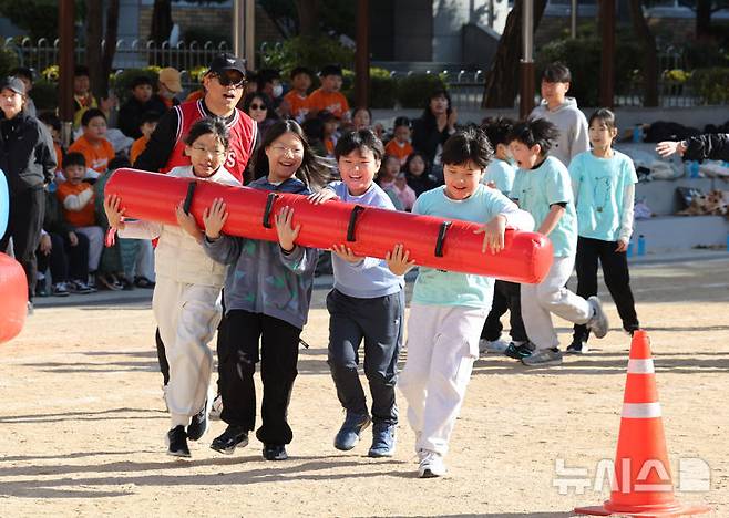 [인천=뉴시스] 전진환 기자 =  지난해 10월 28일 오전 인천 부평구 부곡초등학교에서 열린 가을운동회에서 어린이들이 협동달리기를 하고 있다. (사진은 기사와 직접 관련이 없습니다.) 2026.05.30. amin2@newsis.com