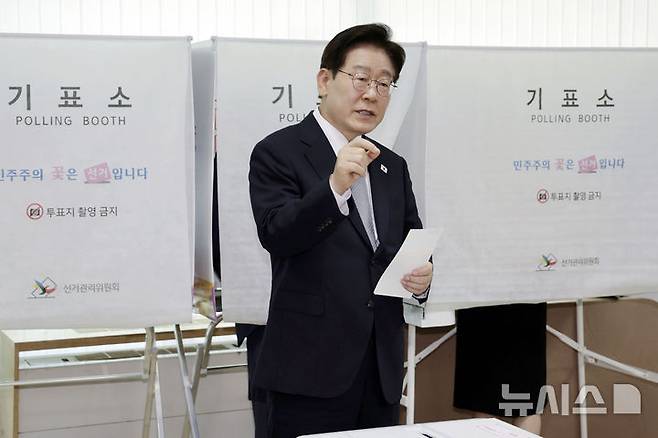 [서울=뉴시스] 최동준 기자 = 이재명 대통령이 제9회 전국동시지방선거 사전투표 첫날인 29일 서울 종로구 삼청동 주민센터에서 사전 투표 중 기표 도장 관련 문의를 하고 있다. 2026.05.29. photocdj@newsis.com