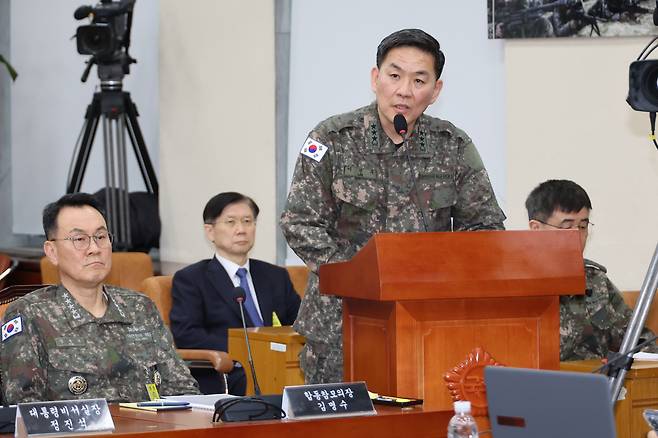 지난해 2월 6일 국회에서 열린 '윤석열 정부의 비상계엄 선포를 통한 내란 혐의 진상규명 국정조사 특별위원회' 2차 청문회에서 위원 질의에 답하고 있는 이진우 전 수도방위사령관. (출처:연합)&nbsp;