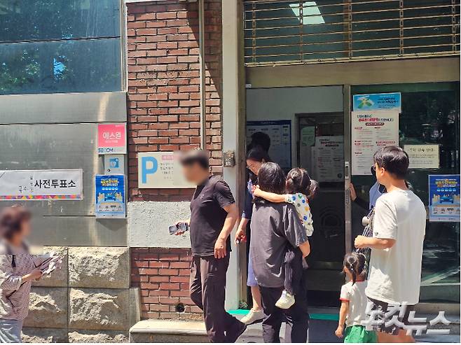 오전 11시 30분 사전투표를 하기 위해 자치회관으로 들어가는 유권자들. 나채영 기자