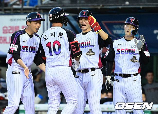 [OSEN=잠실, 최규한 기자] 14일 서울 잠실야구장에서 ‘2026 신한 SOL Bank KBO리그’ LG 트윈스와 KIA 타이거즈의 경기가 열렸다.홈팀 LG는 라클란 웰스, 방문팀 KIA는 이의리를 선발로 내세웠다.4회말 2사 1, 3루 상황 LG 오지환이 달아나는 좌월 스리런포를 날리고 홈을 밟으며 홍창기-문정빈과 인사를 나누고 있다. 2026.05.29 / dreamer@osen.co.kr