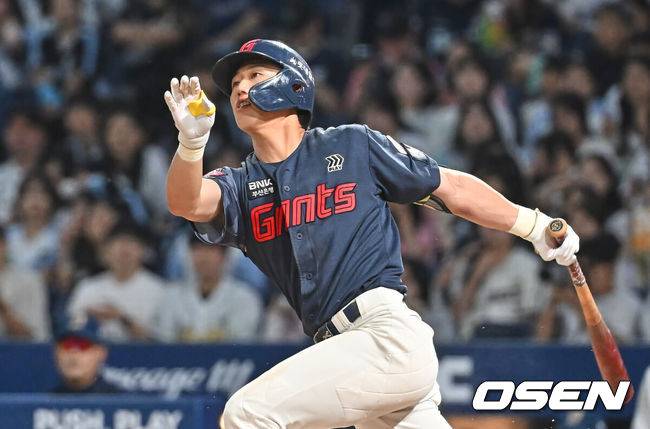 [OSEN=창원, 이석우 기자] 29일 창원NC파크에서 2026 신한 SOL KBO 리그 NC 다이노스와 롯데 자이언츠의 경기가 열렸다. 홈팀 NC는 구창모가, 방문팀 롯데는 박세웅이 선발 출전했다. 롯데 자이언츠 전민재가 8회초 1사 좌월 솔로 홈런을 치고 있다. 2026.05.29 / foto0307@osen.co.kr