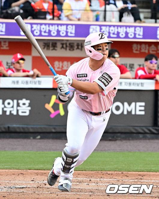 [OSEN=대전, 지형준 기자] 30일 대전 한화생명 볼파크에서 2026 신한 SOL KBO리그 한화 이글스와 SSG 랜더스의 경기가 열렸다.한화는 류현진, SSG은 김건우를 선발로 내세웠다.&nbsp;1회말 1사 2,3루에서 한화 강백호가 역전 2타점 적시타를 날리고 있다. 2026.05.30&nbsp;/ jpnews@osen.co.kr