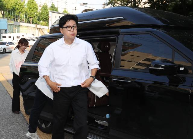 ▲무소속 한동훈 부산 북갑 국회의원 보궐선거 후보가 29일 오전 부산 북구 만덕2동 행정복지센터에 마련된 사전투표소에 도착하고 있다. ⓒ연합뉴스