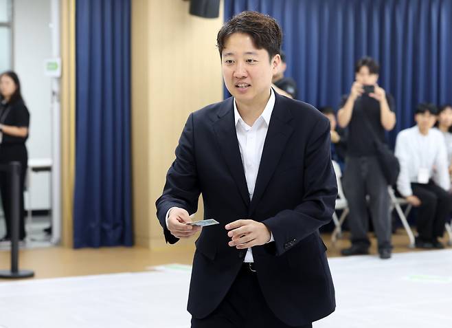 이준석 개혁신당 총괄선대위원장이 제9회 전국동시지방선거 사전투표일인 29일 오전 경기 화성시 동탄구 동탄9동 행정복지센터 사전투표소에서 투표를 하기 위해 이동하고 있다. 뉴시스