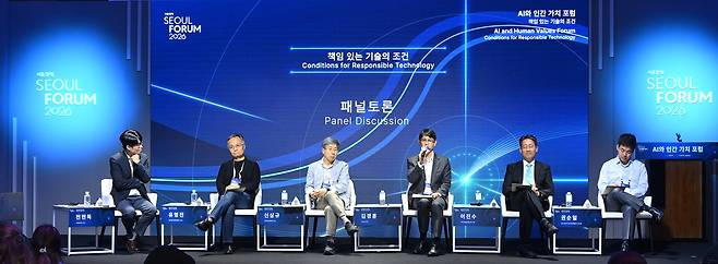 전현득(왼쪽부터) 서울대 교수와 유영진 런던정치경제대 교수, 신상규 이화여자대 교수, 김경훈 카카오 리더, 이진수 과학기술정보통신부 국장, 권순일 업스테이지 최고전략책임자·부사장이 28일 서울 중구 신라호텔에서 서울포럼 2026의 특별 포럼으로 열린 AI와 인간 가치 포럼에서 패널 토론을 하고 있다. 사진=오승현 기자