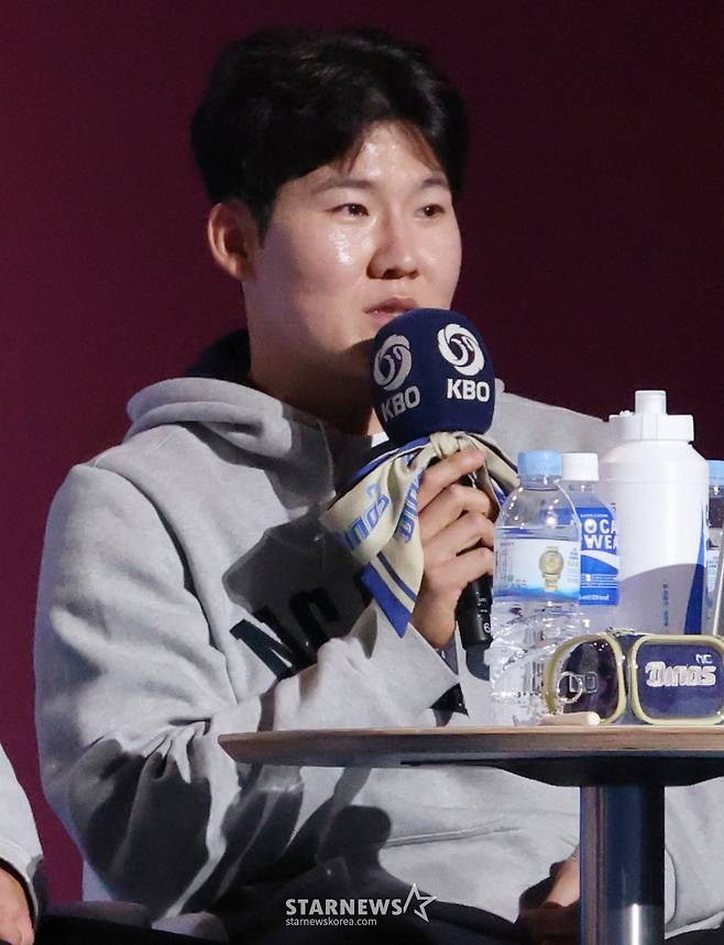 '2026 신한 SOL KBO 리그 미디어데이&팬페스트'가 26일 서울 잠실 롯데호텔 월드에서 열렸다.  NC 박민우가 출사표를 밝히고 있다.  LG 박해민·임찬규, 한화 채은성·문현빈, SSG 오태곤·조병현, 삼성 구자욱·강민호, NC 박민우·김주원, KT 장성우·안현민, 롯데 전준우·전민재, KIA 나성범·양현종, 두산 양의지·곽빈, 키움 임지열·하영민 등 10개 구단 감독과 대표 선수들이 참석했다. /사진=김진경 대기자