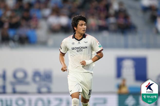 성남FC 공격수 김민재가 30일 오후 7시 수원종합운동장에서 열린 하나은행 K리그2 2026 13라운드 경기 중 그라운드를 바라보고 있다. /사진=한국프로축구연맹 제공