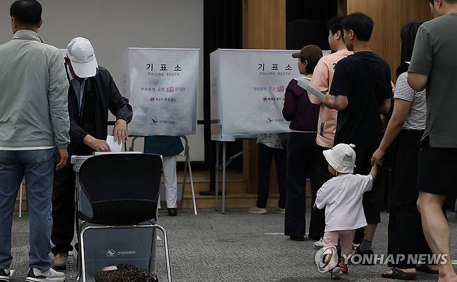 주말 사전투표소 찾은 유권자들 (서울=연합뉴스) 이진욱 기자 = 30일 서울 강북구 강북문화예술회관에에 마련된 사전투표소에서 유권자들이 투표를 하기 위해 대기해 있다. 2026.5.30 cityboy@yna.co.kr