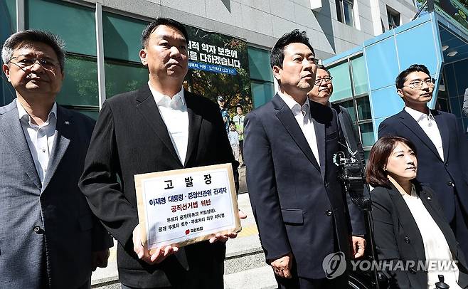 발언하는 장동혁 상임선거대책위원장 (서울=연합뉴스) 이진욱 기자 = 국민의힘 장동혁 상임선거대책위원장과 박준태, 김장겸, 최보윤 의원 등이 30일 서울 종로구 서울경찰청 민원실에 이재명 대통령에 대해 '공직선거법상 투표의 비밀침해죄' 혐의로 고발장 제출에 앞서 발언하고 있다. 2026.5.30 cityboy@yna.co.kr