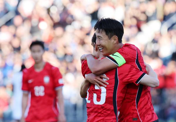 31일(한국시간) 미국 유타주 프로보에 위치한 브리검영대 사우스필드에서 열린 대한민국과 트리니다드 토바고의 평가전에서 한국 손흥민이 첫 골을 성공시키고 김문환과 포옹하고 있다. 2026.5.31 /프로보[미국 유타주]=연합뉴스