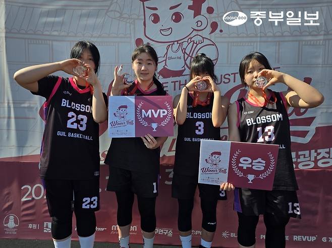 2026 위너볼 3X3 농구대회 여성부 우승을 차지한 BLOSSOM팀. 왼쪽부터 손예진, 탁하율, 송현서, 황찬희 선수. 이준도기자
