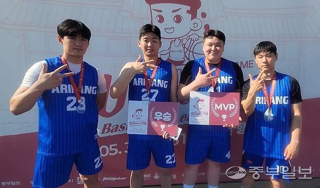 31일 수원 화성행궁광장 특설코트서 열린 2026 위너볼 3x3 농구대회서 일반부 정상에 오른 아리랑 팀이 기념 촬영을 하고 있다. 조승화 기자