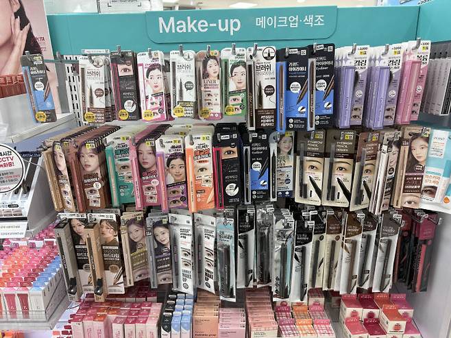 다이소 화장품 코너에 다양한 제품이 진열돼 있다. 사진=이혜린 기자